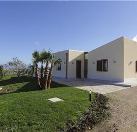 2 bedroom villa with pool and jacuzzi in Scopello, sleeps 6